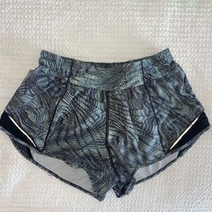 Lululemon hotty hot 2.5 inch shorts size 6
